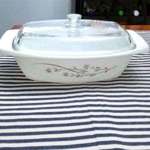 Pyrex Vintage 2.5 QT. Casserole.